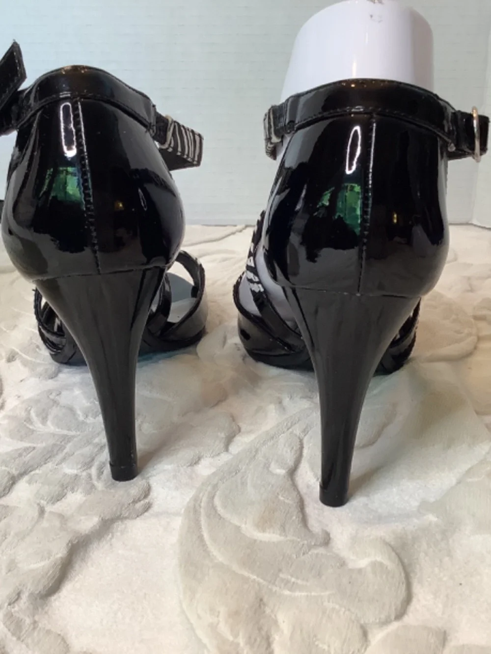 EUC Dana Buchman black & Zebra crisscross heels sz.8
